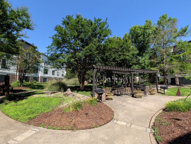 Building Photo - 2-Bed/2-Bath in Green Hills/Hillsboro Village