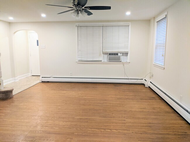 Building Photo - 736 E Railroad Ave