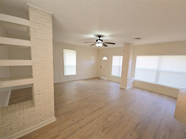 Building Photo - 2705 S Crockett St