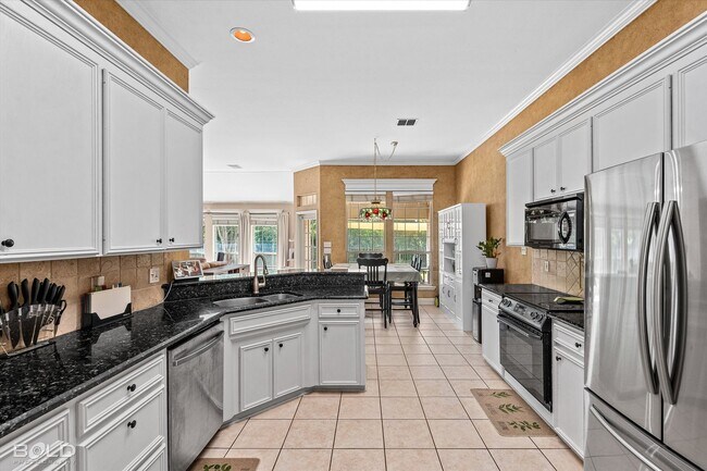 Building Photo - 4 Bedroom 2.5 Bathroom in Stockwell