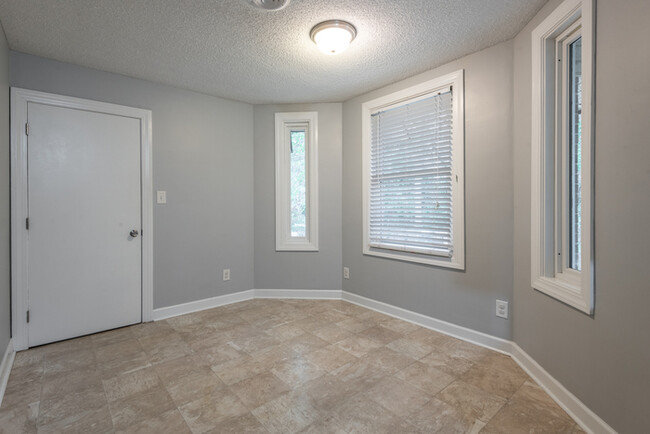 Building Photo - 2960 Tripp Ln