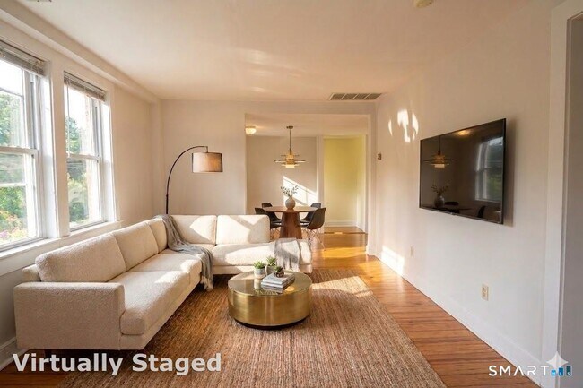 Building Photo - 2 Oak St