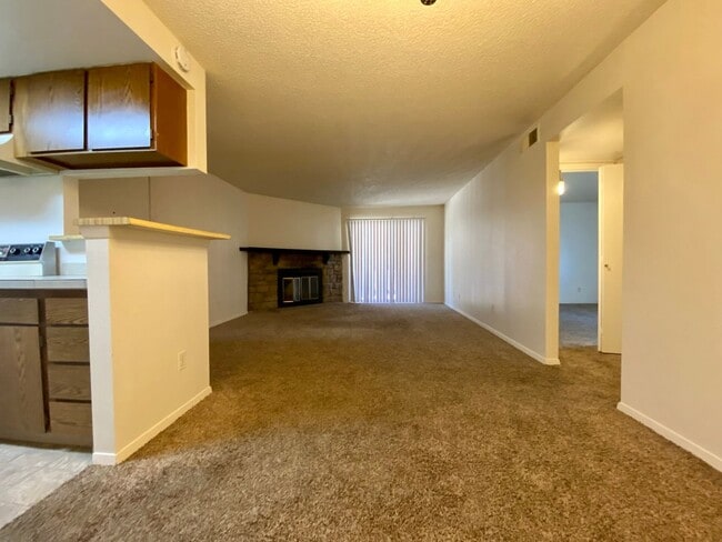 Building Photo - 1 Bed 1 Bath Aurora Condo Located Near Che...