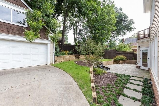 Building Photo - 1106 McLynn Ave NE