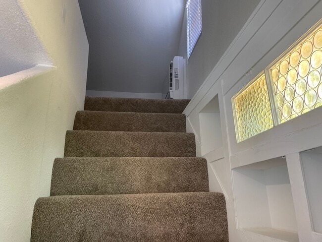 Building Photo - FULLY FURNISHED MONTH-MONTH RENTAL