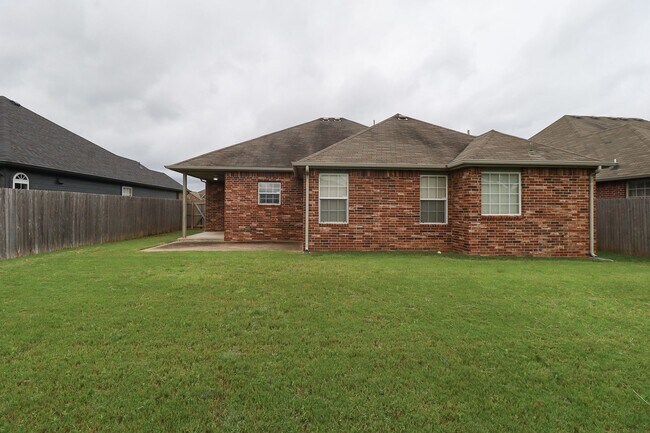 Building Photo - 3 bed | 2 bath in New Tulsa!