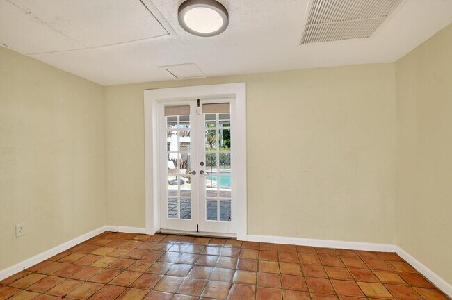 Building Photo - 322 Cornell Dr