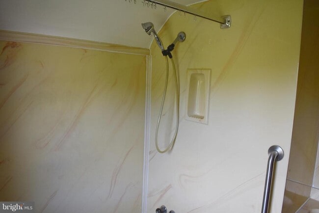 Building Photo - 9526 Circle Dr