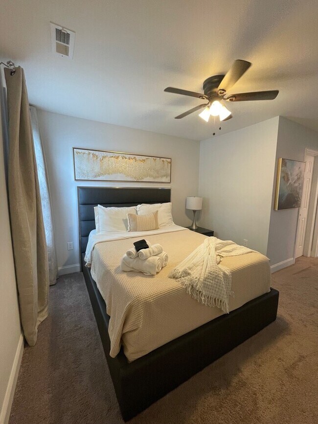 Building Photo - Beautifully Furnished 4-Bedroom Home with ...