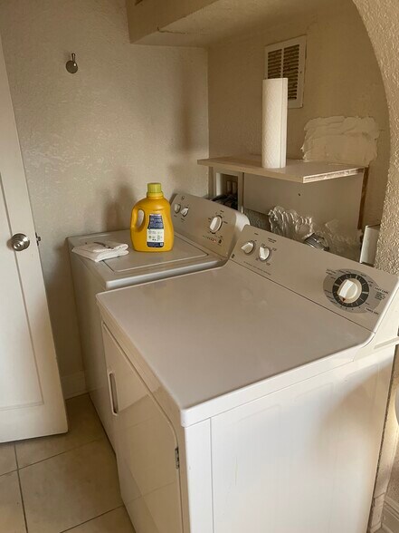 Building Photo - 323 Wildwood Way