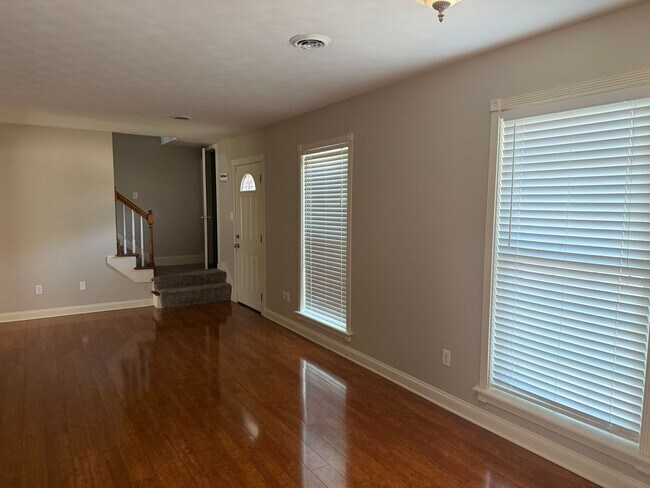 Building Photo - Gorgeous & Spacious Home Now Available