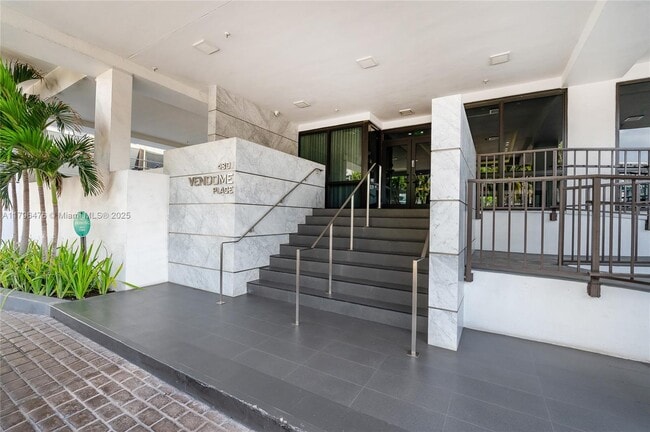 Building Photo - 4301 Collins Ave