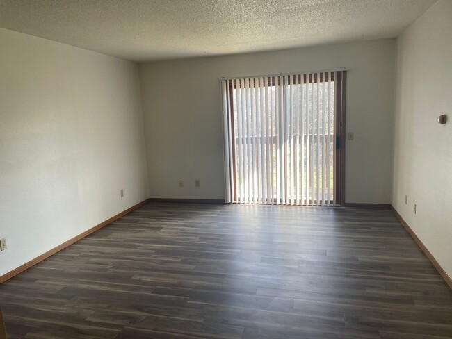 Building Photo - 1 Bedroom Apartment - Close to Schools, Sh...