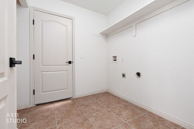 Building Photo - Beautifully Renovated 3-bedroom, 2-bathroom Home With 2-Car Garage in Beaver Dam, AZ!