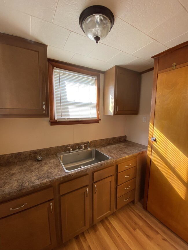 Building Photo - 908 Fallowfield Ave