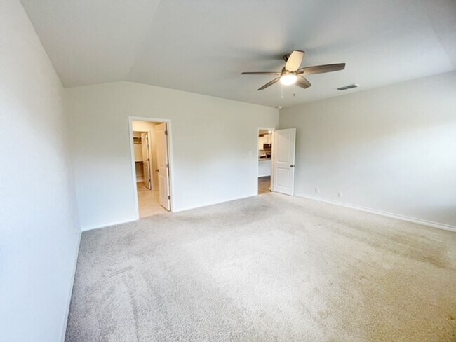 Building Photo - Come check out this well maintained 4 bedroom, 2.5 bath home in the well desired community of Lan...