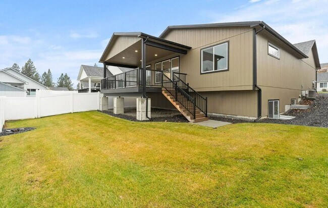 Building Photo - Discover Luxury at Every Turn!