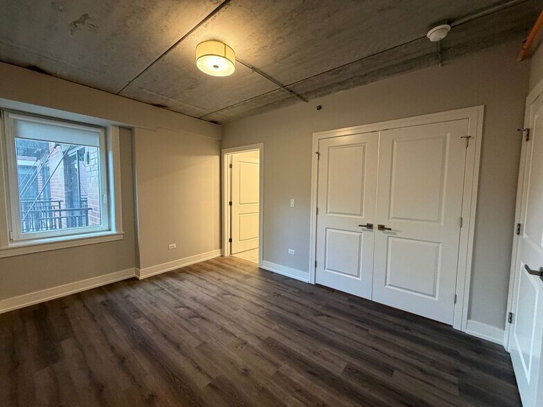 Building Photo - 952 W Carmen Ave