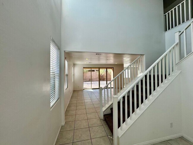 Building Photo - Nice two-story single-family home