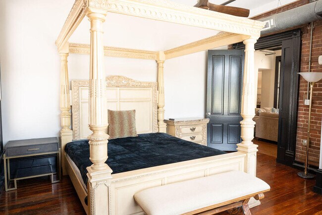 Building Photo - 275 S Limestone