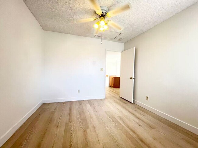 Building Photo - 10001 Dove Ridge Dr