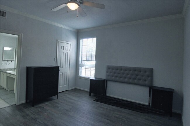 Building Photo - 2255 Braeswood Park Dr