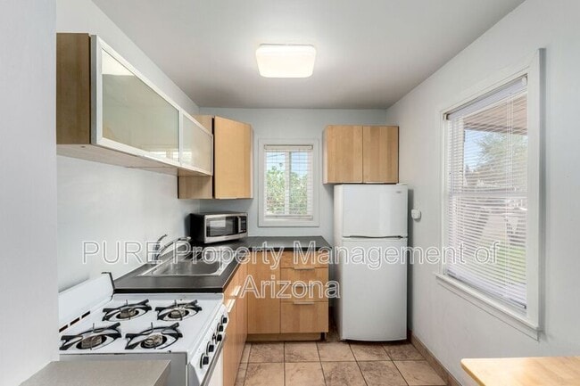 Building Photo - 912 E Montebello Ave