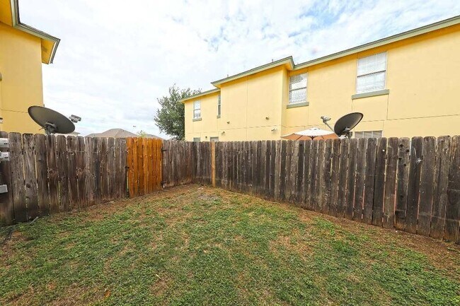 Building Photo - 1000 Ranchway Dr