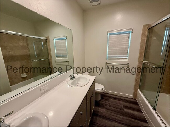 Building Photo - Stunning 4 Bed/3 Bath Belcourt Seven Oaks Home w/ $0 Deposit Option & More