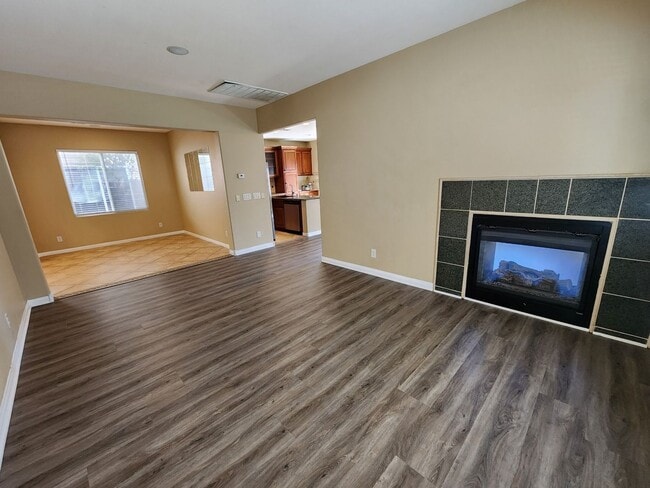 Building Photo - Stunning 4 Bed 3 Bath 2 Story Home with Loft