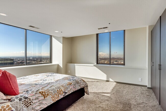 primary bedroom with unobstructed views - 44 W Broadway