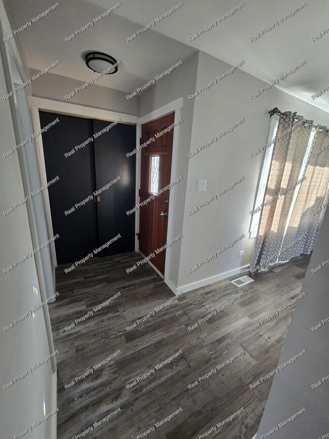 Building Photo - Updated 3 Bedroom Ranch