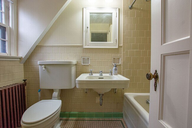 Building Photo - Gorgeous 5 Bedroom / 4.5 Bath Home located right off Happy Hollow Blvd!