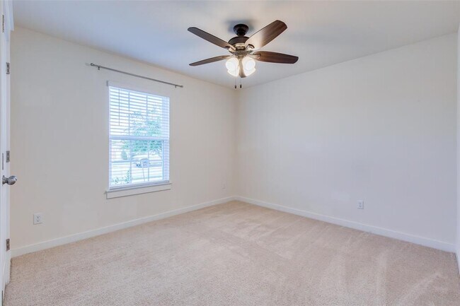 Building Photo - 741 Carol Dr