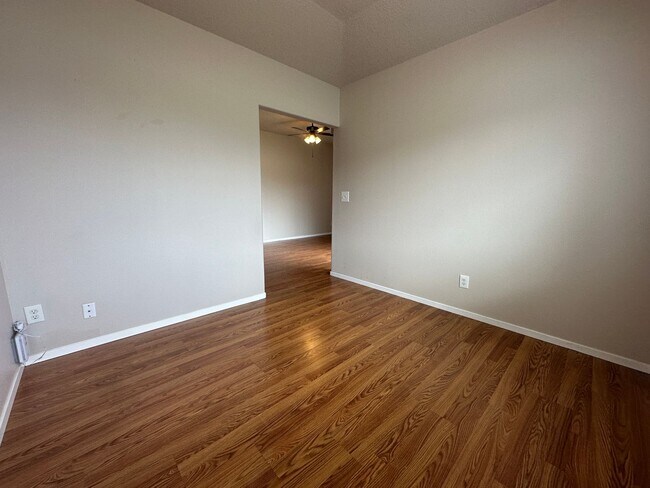 Building Photo - S0476