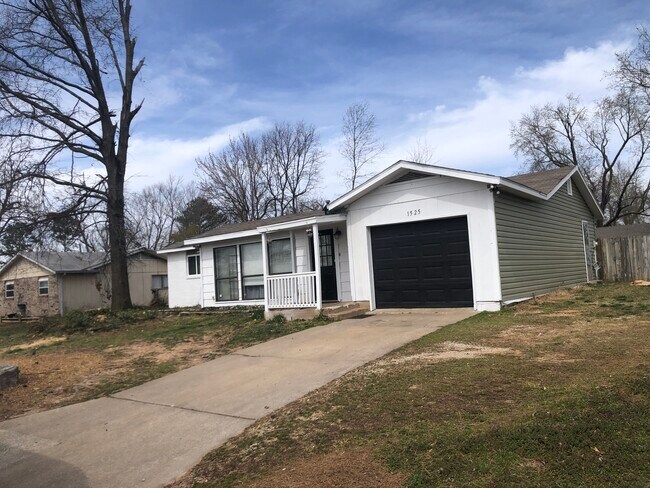 Primary Photo - 1525 Acorn Dr