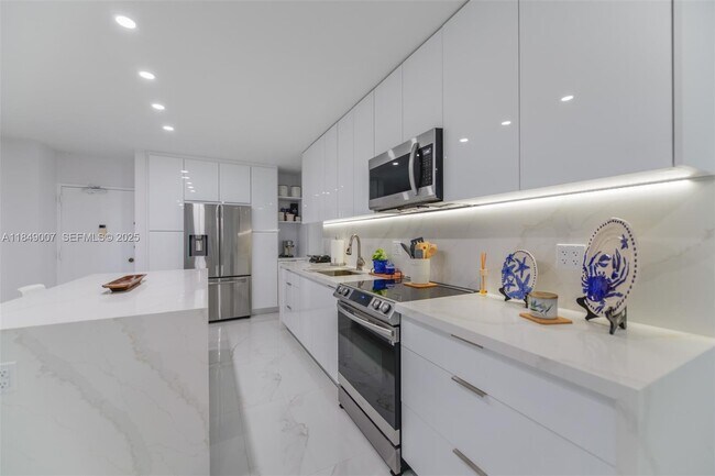 Building Photo - 1950 S Ocean Dr