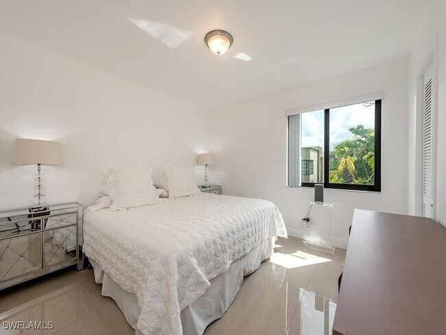 Building Photo - 3635 Boca Ciega Dr