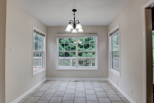 Building Photo - 3 bed 2 bath w sweet basement.  Go