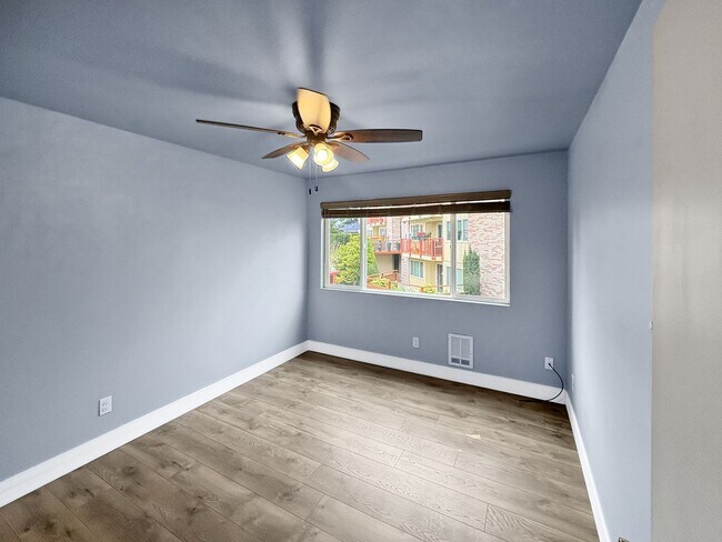 Building Photo - Beautiful and Bright View Ridge Condo