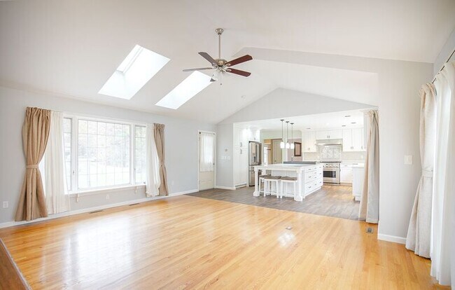 Building Photo - 14 Horseshoe Ln