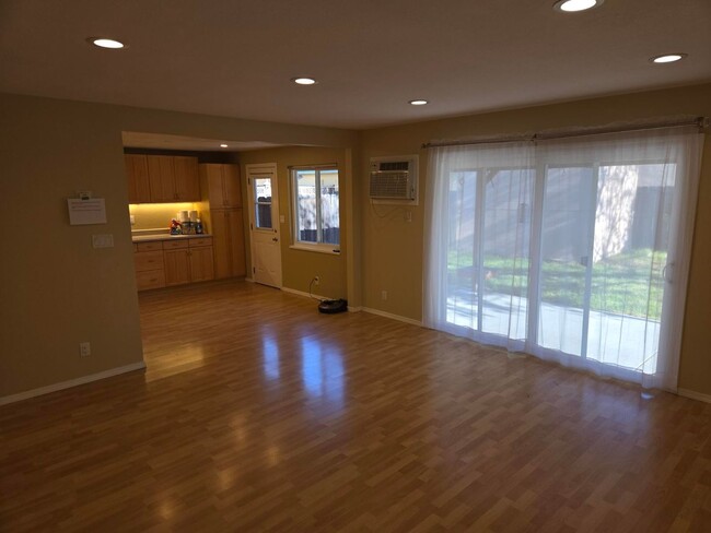 Building Photo - Campbell Duplex: 3 BR 1 BA with Garage & W...