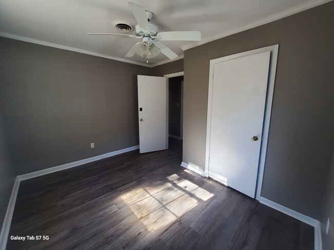 Building Photo - Morris