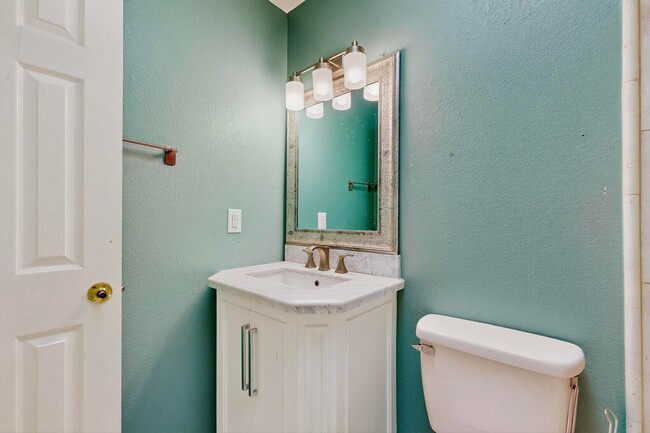 Building Photo - 3 bedroom, 2 bath single story home in Wes...