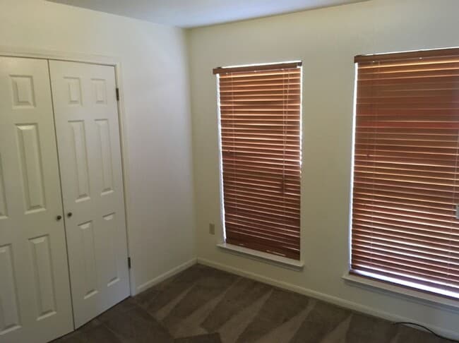 Building Photo - 3 BED / 2 Bath  AVAILABLE END OF JANUARY