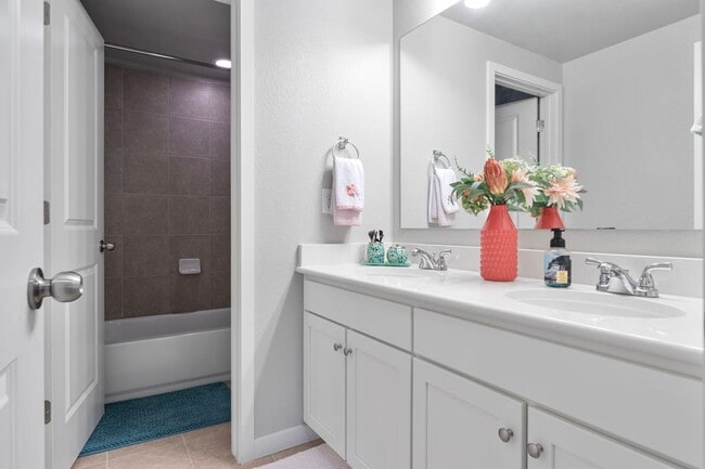 Building Photo - Gorgeous 5 Bed 3 Bath Home in North Loveland!