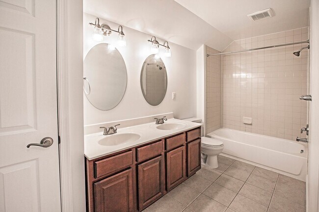 Building Photo - 3 bedroom, 2 bath in Wilmington