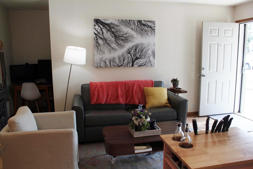 Building Photo - 61 Virginian Ln