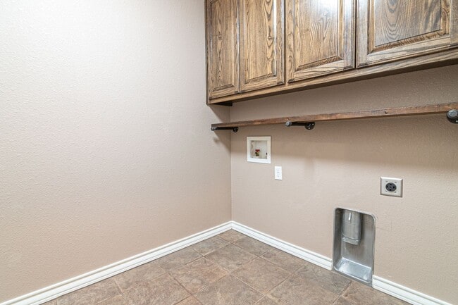 Building Photo - 5710 Llano Ct