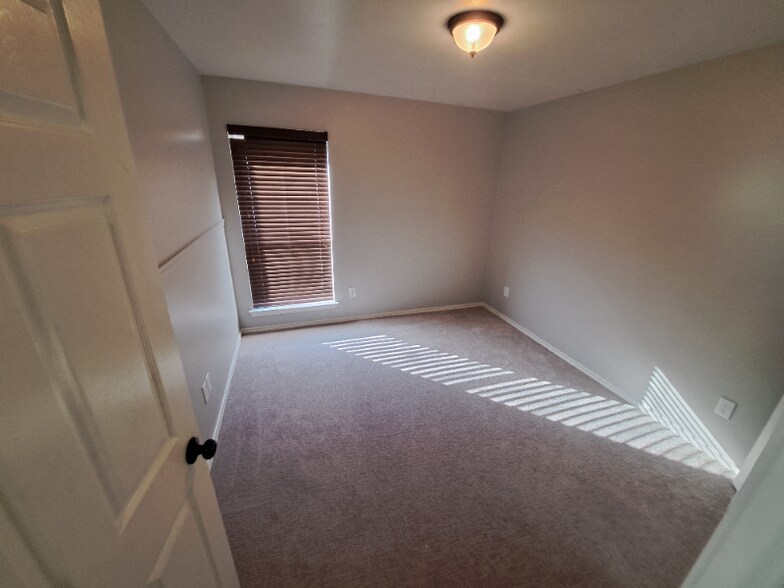 Building Photo - 2512 Crystal Falls Dr